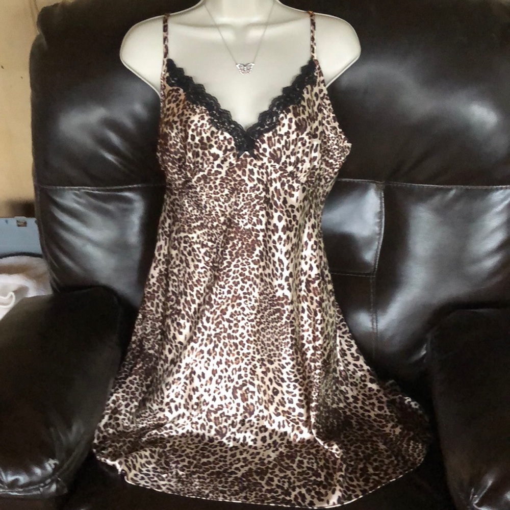 **Ladies Leopard Print Print Nighty **
